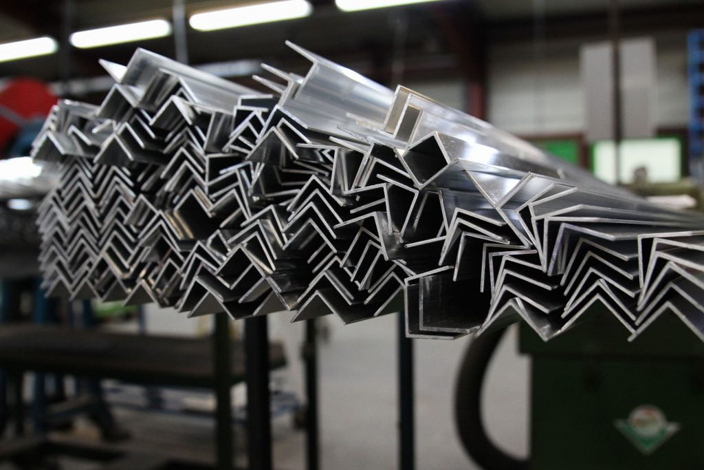 Atelier en pleine production de pliage tôle et cintrage tube inox dans les Deux-Sèvres.