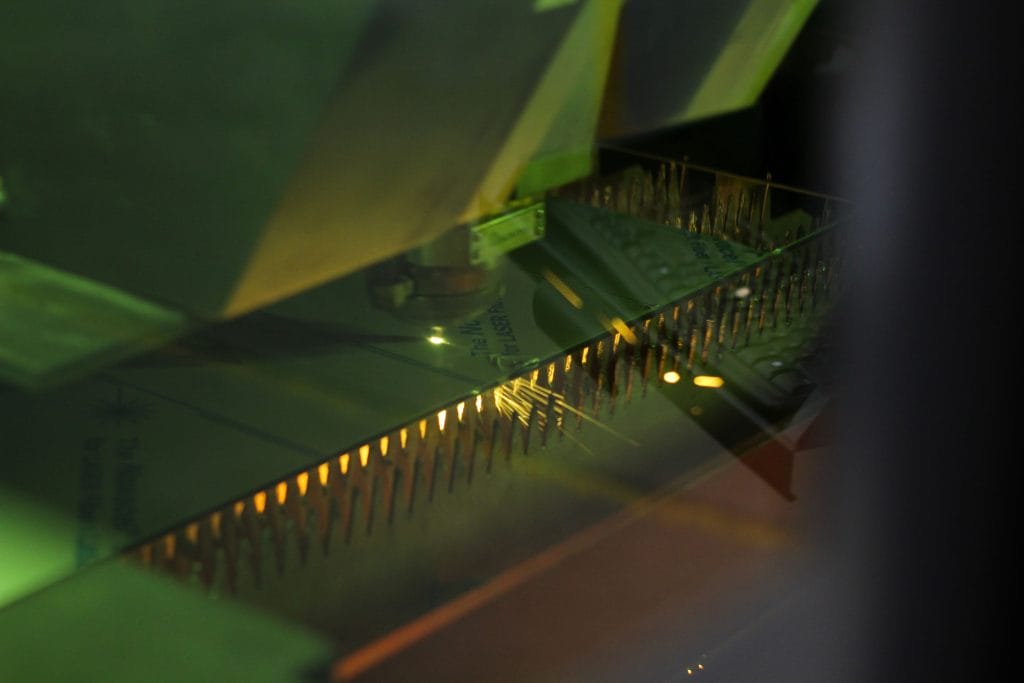 Exemples de pièces réalisées par découpe laser pour différents secteurs industriels.